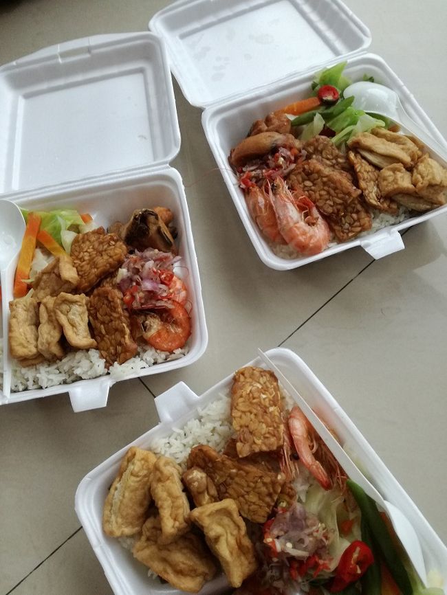 シュノーケルを頼んだ彼（コマンチュク）の家で夕食を食べます。<br />ナシコタです（ナシチャンプルを弁当箱に詰めるとコタ（四角）と呼びます）。<br />紙で包むと、みなさんご存じブンクスとなります。<br />ケータリングではなく、電話で頼んでおいて、店まで取りに行きます。<br />