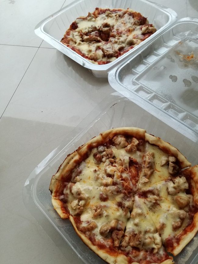 ピザ　イスティメワ（今日のおすすめピザって感じかな）<br />バリの家庭でリラックスさせてもらいました。<br />FB（フェイスブック）では彼らとの歓談の写真をUpしています。<br />良かったら、見てやってください。<br />ごめんね、４トラではUpしないよん(笑)<br />「まうまう」で探してお友達申請してちょ(^_-)-☆