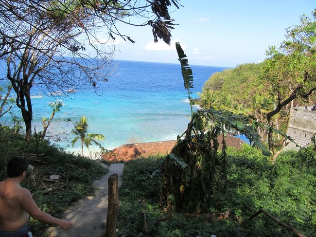 ブルラグーンへの階段です。<br />急ですので足元に気を付けてね。<br />シュノーケリングのギアは２つあるワルンのどちらも、<br />１日　足ひれ+シュノーケリング　で50,000です。<br />交渉する余地はあります。