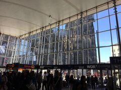 ケルン駅に到着です。
ガラス張りの駅舎からは
恐ろしく大きな建物がのぞいています。