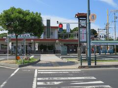 大田市の駅前。ここから石見銀山行きのバスが出ている。前に行ったので、今回は行かない。

大きい店がありそうなので、降りたのだが、スーパーは閉鎖されていた。駅の反対側に新しく店が集中しているようだが、歩くと暑いので、やめた。