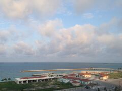 二日目

朝です、すがすがしいです、沖縄とは思えないほど、笑
気候が落ち着いてる。

部屋はグレードアップしてくれました。
何階だったかな…バストイレ別のオーシャンビュー。
