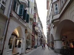 ポルティチ通り。先ほどのブレッサノーネのポルティチ通りと同じく柱廊と張り出し窓が特徴的。