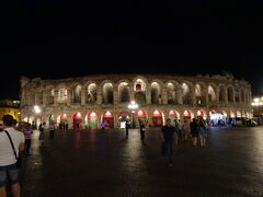 まずは古代ローマ時代の円形劇場「アレーナ」に行ってみましたが、特に夜景が綺麗というほどではありませんでした。中ではオペラが上演されているようでした。