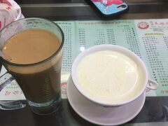 3日目

朝食にミルクプリンと三分治（サンドイッチ）とおコーヒーをいただく。

Yee Shun Milk Company