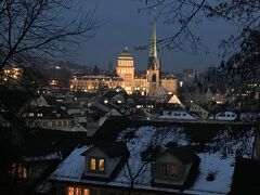 ここはLindenhof(リンデンホーフ)っていう丘の上の公園？史跡？からの眺め。
https://www.zuerich.com/de/besuchen/sehenswuerdigkeiten/lindenhof
夜景が素敵！