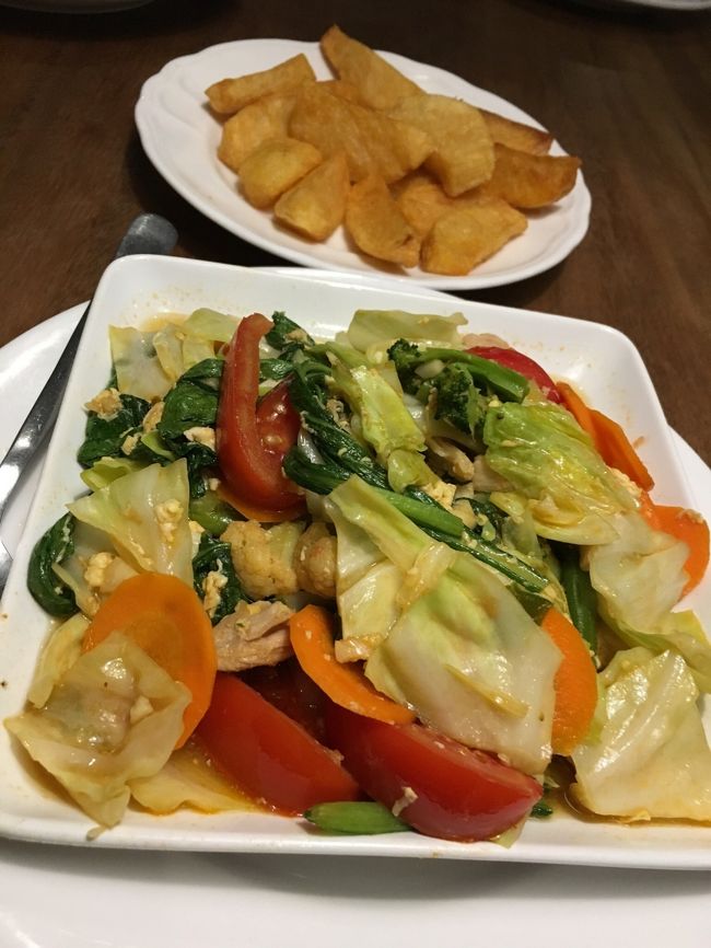 FrenchFries(Rp27,000)<br /><br />SayurCampur(Rp25,000)<br /><br />見た目アレですが、野菜炒めすごく美味しいです！