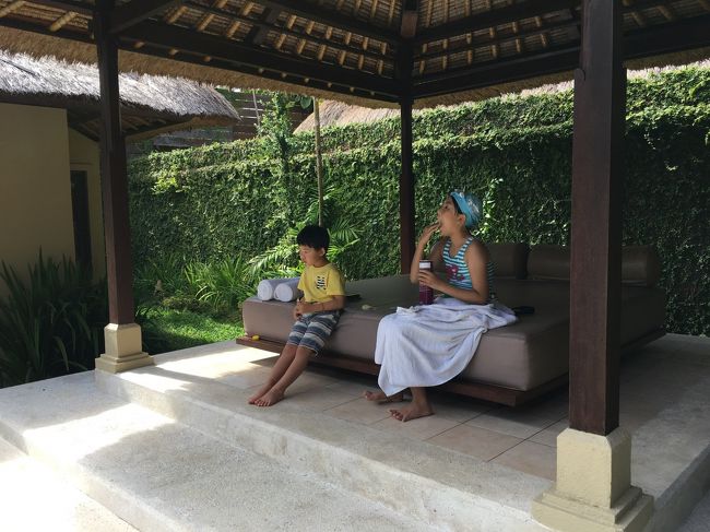 疲れたらバレでおやつをほおばる<br /><br />午前中はヴィラでプール三昧して<br />ランチはお外に食べに行きますかっ！