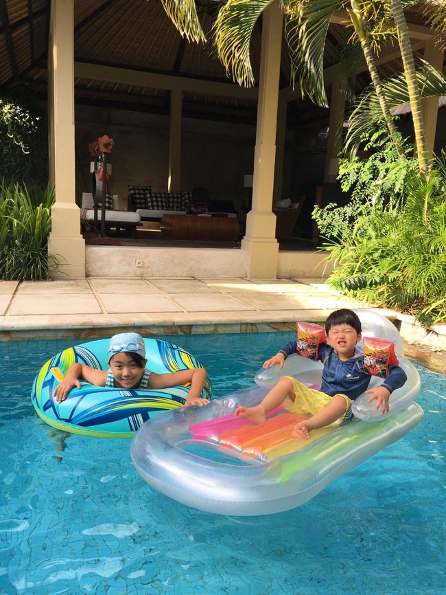 朝食後はもちろんプールです