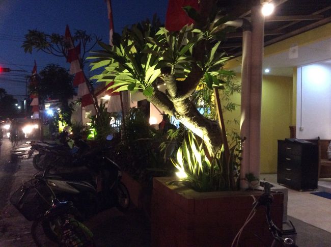 目の前は交通量の激しい交差点です