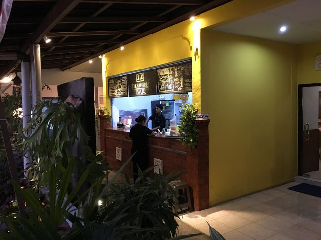 人もひっきりなしに出入りしてます。<br /><br />安くて美味しいので納得でした。<br /><br /><br /><br />食事が終わってカユマニス・カーにお迎えに来て頂き、<br />パパと子供たちはそのまま帰宅、私はクリーム・バスして…の予定でしたが、<br />予約なしぶっつけで訪れた『PENI WENI BEAUTY SALON』がオージー(!?)一団でいっぱい(ﾟдﾟlll)<br /><br />「明日また来て～」って言われちゃって、それなら隣の『LEHA-LEHA SPA』で<br />一時間揉まれるかーと入ってみたら「今日はもういっぱいよ」と。<br /><br />二か所に断られて私は意気消沈。<br />大人しくみんなと一緒に帰宅しました。<br />