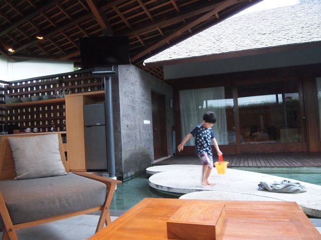 息子はせっせと水運び