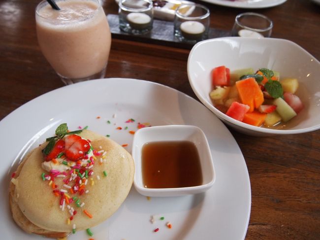 ７：００<br />朝食を運んできてもらいました<br /><br />息子はバナナパンケーキ<br />ストロベリージュース<br />フルーツサラダ<br /><br />子供受けバツグンのパンケーキ盛り