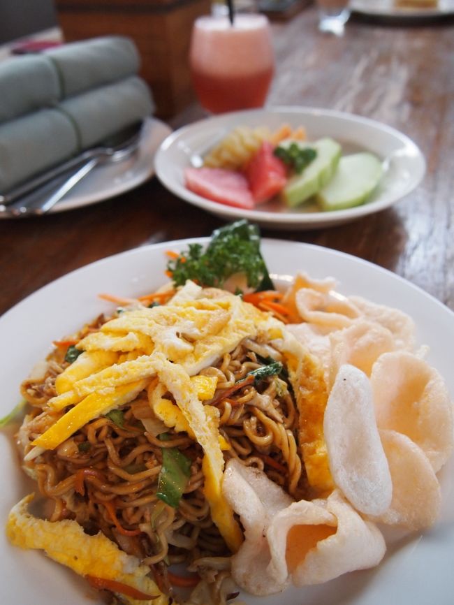 娘はミゴレンが好きです<br /><br />フルーツプレートとスイカジュースも注文