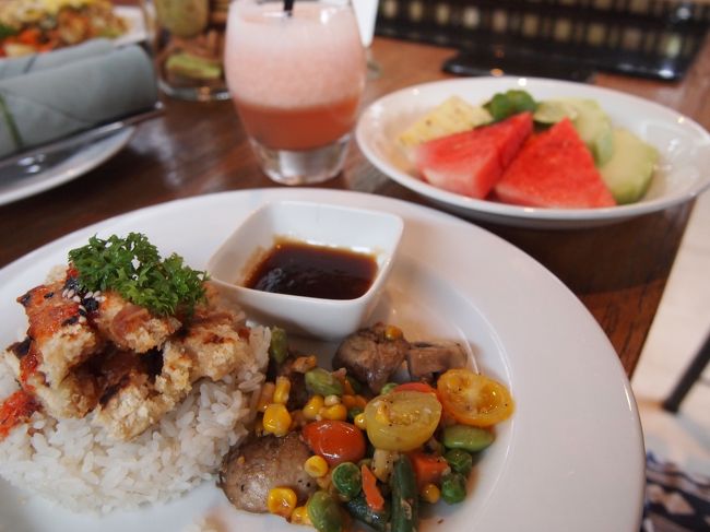 主人はフルーツプレートと、Our specilly mixed morning boosterという名のミックスジュースに、<br />メインは「Teriyaki ・・・なんとか」<br /><br />まぁまぁのお味だったらしい。