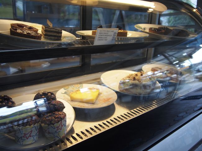 ショーケースにはスイーツ類が。<br /><br />入ってすぐ息子が「これこれこれーーーー！これがいいーーーーー！！」<br />