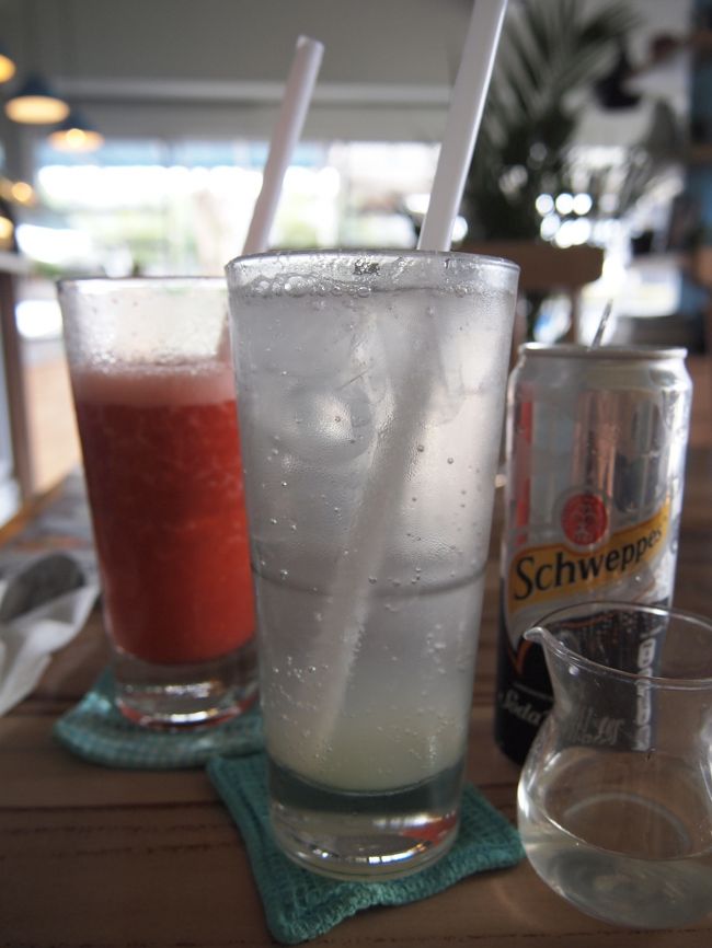 息子のストロベリージュース(Rp28,000)と<br /><br />私のライムスカッシュ(Rp35,000)<br />　　これ、ライムの果汁がたっぷりのところにSchweppesをいれます。<br />　　酸味が強いので、シロップもついてきちゃいます！！すっきり！！