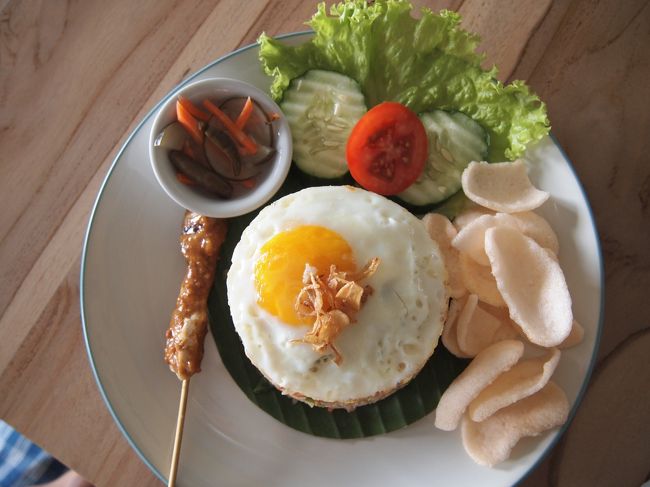 主人はナシゴレン(Rp40,000)<br /><br />私はバリに来ても、ナシゴレンはあまり食べません。<br />でも主人は渡バリしたら必ず一度はナシゴレン食べてるんですが、<br />今まで食べたナシゴレンの中で断トツで一番うまい！！って言ってました。<br /><br />なんの変哲もない、普通のナシゴレンに見えますが。<br />よっぽど美味しかったのでしょう。