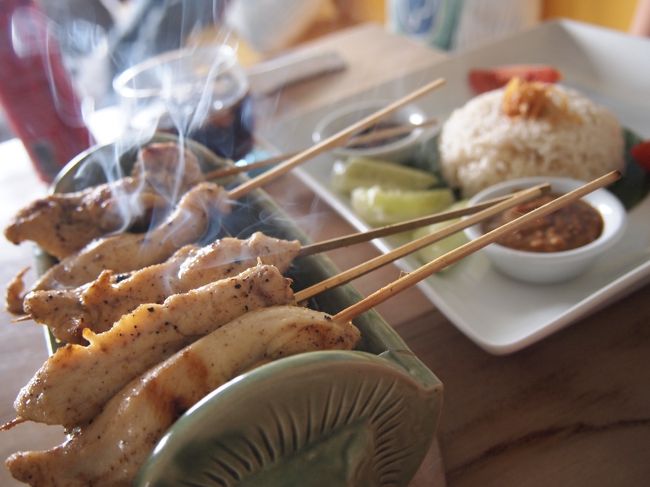 娘はサテ・アヤム(Rp50,000)、とコーラ(Rp15,000)<br /><br />「ピーナッツソースとはセパレイトでっ！！」とお願いしました。<br />店員のibuは快く受けてくださいました。<br /><br /><br />「これ(チョコレートカップケーキ)しか食べない」とほざいていた息子が<br />ぼくも食べたいと・・・<br />!!(((((;｀Д´)≡⊃)<br />ほんっとそういいうの、やめてほしいんですけど。<br /><br />ということでもう一人前追加注文。。。