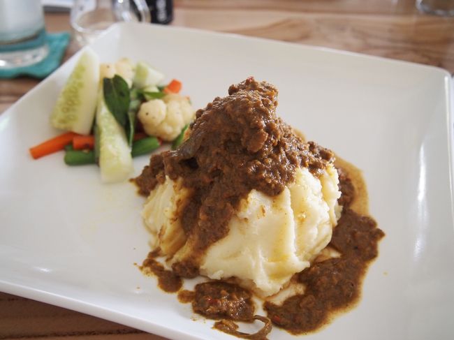 私は、マッシュポテトの上にビーフレンダンがのってるやーつ(名前忘れた)Rp65,000<br /><br />下はほぼマッシュポテトかしらーと思って、スプーンをザクっと入れたら、<br />マッシュは壁面だけで、あとはレンダンで埋め尽くされていました。<br /><br />ぐーぐーーぐーーー！！<br />レンダン大好き。言うことなしっ。