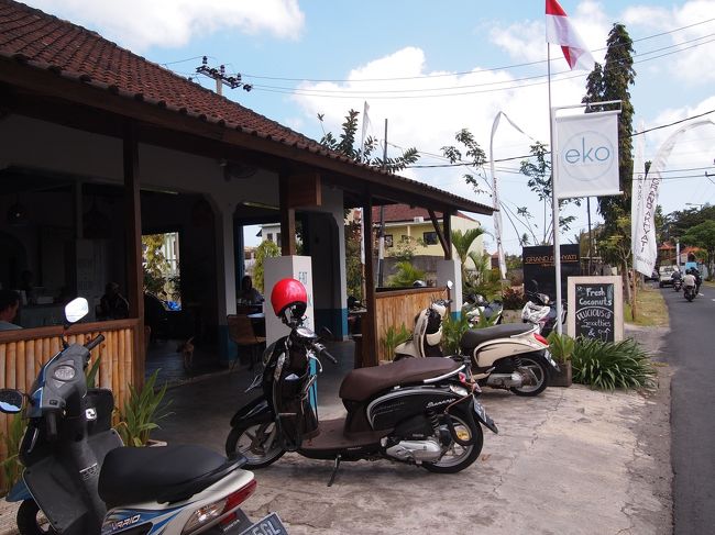 ランチは～<br /><br /><br /><br />ザ・サンタイのお向かいにある「eko cafe」<br /><br />気になるは気になるんですが。<br />ここ、<br />ZOMATOで見たらインドネシアンがないっぽいんです。<br /><br />なので、、、