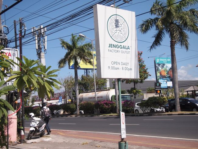 サンセット・ロード沿いのジェンガラ・アウトレット<br /><br />ジェンガラは買い尽した感があったので、今回はもういいかなぁと思ったのですが、<br />せっかく目の前を通るので、ちらっと見てみることにしました。<br /><br /><br />息子はお昼寝に入ったので、ガイドさんと車中でお留守番。