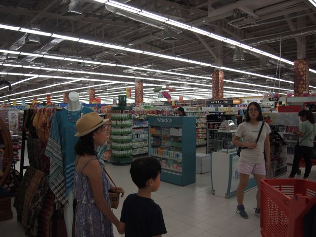 まずはコスメコーナー