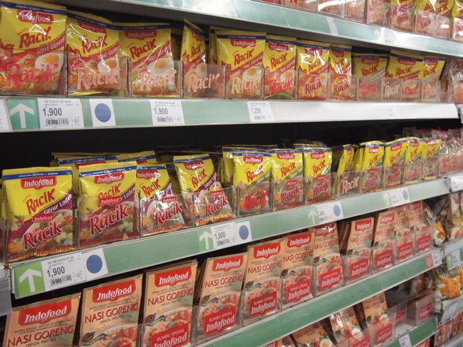 買い物リストに入ってた「Racik」空芯菜の炒め物の素がない||li (_ _。)il||<br /><br />それとNATURのヘアスプレーもないし、「Masker Madu Hitam」もダラピルもない。ellipsのヘアミルクはあったけど、ヘアマスクとキューティクルセラムがない。。。<br /><br />軒並み欲しいものが欠品だったので、Hardy'sに望みを託す。