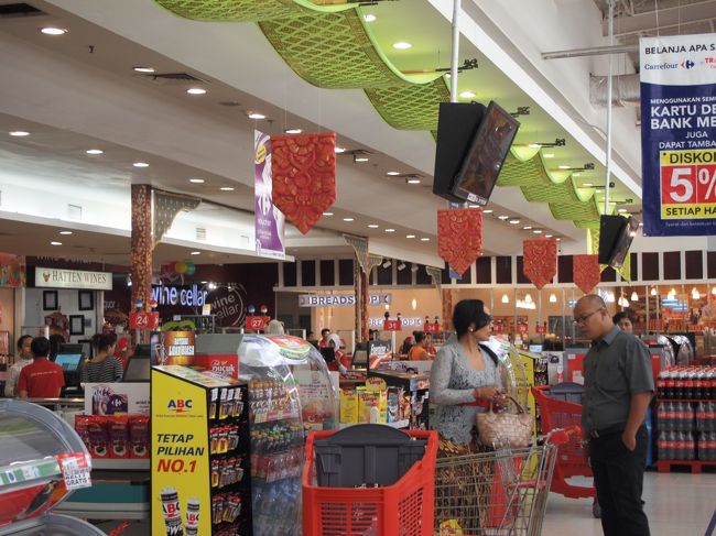 しかしっ！お会計しようとしたレジの脇に<br />私を惹きつける何かが！<br /><br />シンガポールで買いたかった、ドラゴンフルーツの香りの車中用芳香剤があるではないか！！<br /><br />とりあえず３個まとめ買いしました。