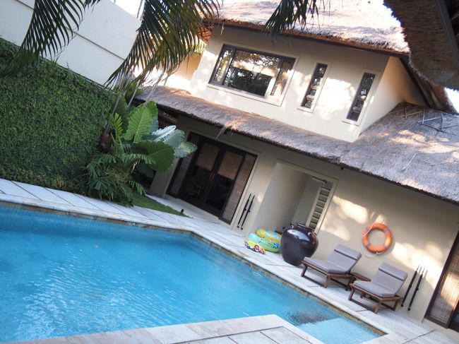 らせん階段を挟んで二つのベッドルームが。