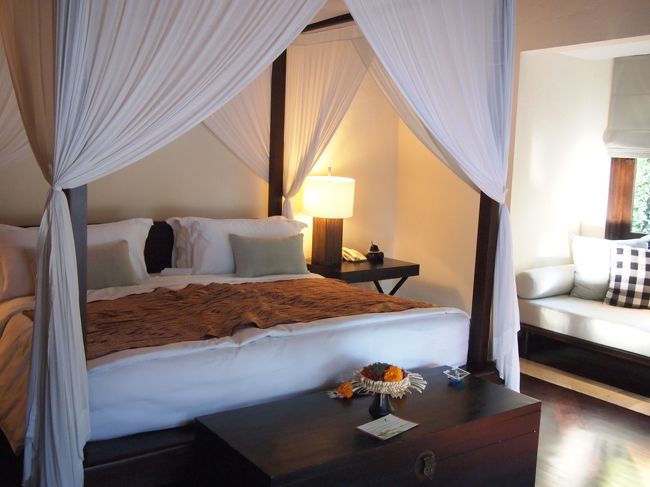 マスターベッドルーム<br /><br />もちろんリネンも清潔で湿気もなく、何も問題なし。<br /><br />１BRとの違いはこの窓際にあるソファ。<br />あるのとないのでは、私にはえらい違いでした。