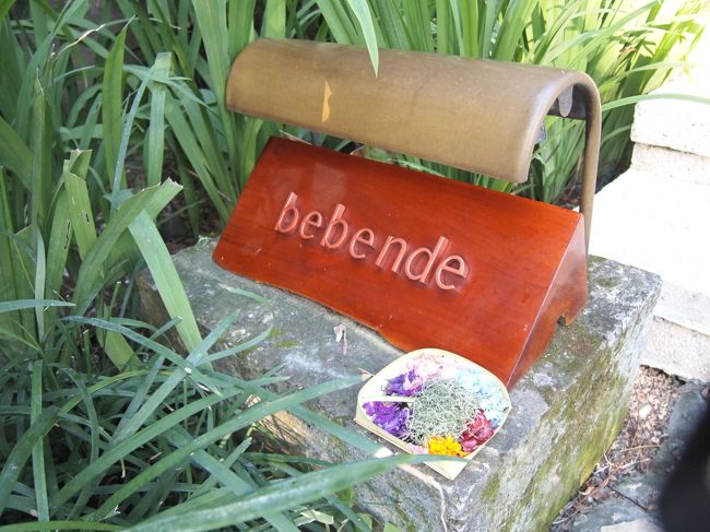 スタッフの皆さんが温かく私たち家族を出迎えてくださいました。<br />やっぱりここのスタッフの方達にはいつも癒されます。<br /><br />バタバタしてて写真を撮り忘れましたが、冷たくて美味しいウェルカムドリンクも頂きました。<br /><br />そして日本人ＧＲＯのmiyukiさんが、チェックインのお手伝いをしてくださいます。<br />miyukiさんは本当に頼りになるおねぇさまです！<br /><br /><br />そしてそして、３回目の滞在にして初めての２Bedroom Villaに、今回は３泊します。<br /><br />名前は「bebende(ブベンデ)」。