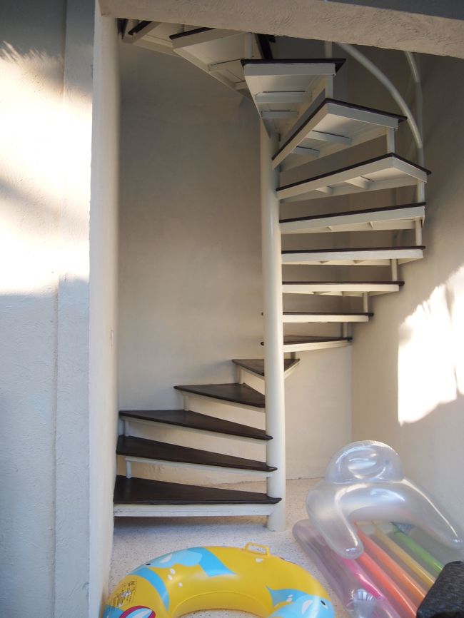 らせん階段を上って２階へ