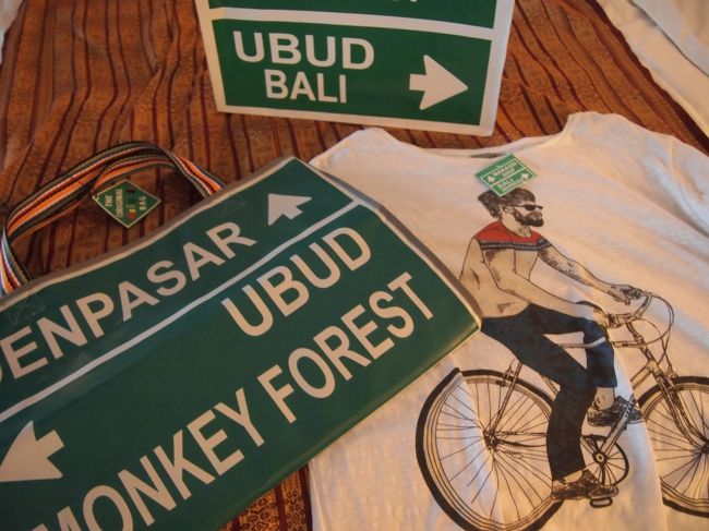 買ったのはこのデカいバッグ(Rp450,000)有名っすかね。決して安くはない。<br />これ、すごく使いやすいです！<br />内側にマグネットが付いてるので、口もパッカーン状態にならずに見苦しくないです。<br /><br />中心のは紙袋です<br /><br />そして主人が一目惚れした、おっさんＴ(Rp250,000)。<br />着る前に一度洗濯したら縮んだ。<br />そして初めて着てそのあと洗ったらまた縮んだ('A`)<br />