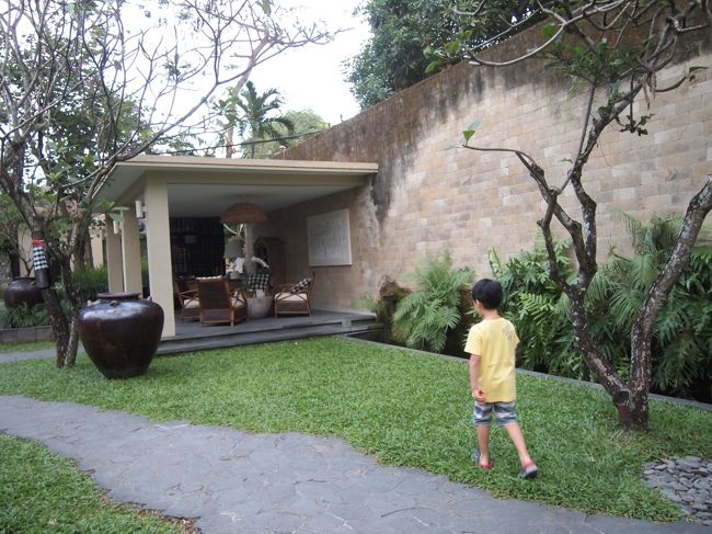 「おさんぽいこーよー」と連れ出されました。<br /><br />スタッフのみなさんに「Selamat pagi～(*ﾟｰﾟ)ノ」