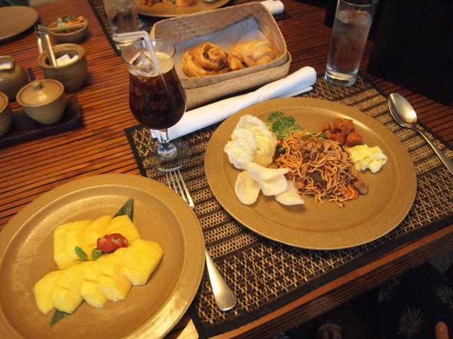 主人はミーゴレン、カットフルーツ(マンゴーのみで)、アイスコーヒー