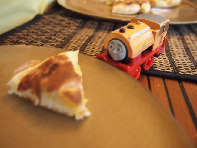 カルフールで買ってもらったビルと美味しさを分かち合う。