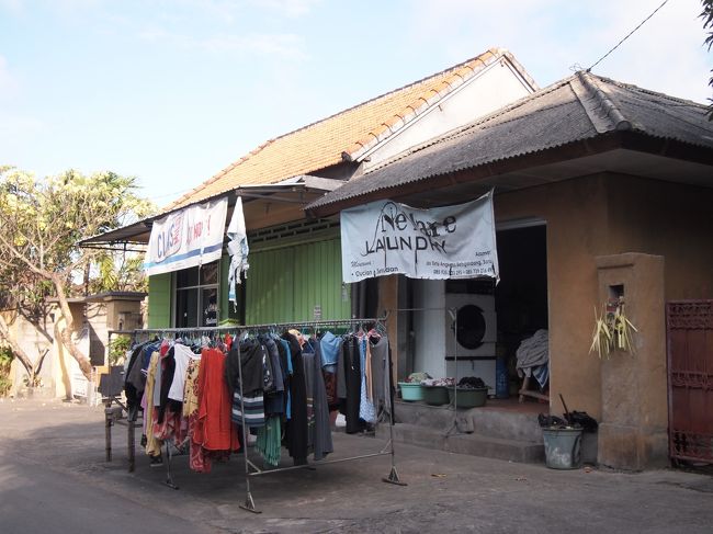 ８：００「Ne'Mare Laundry」<br /><br />カユ・サヌール（ガンサ）に泊まった時は必ずここのランドリー屋さんに<br />お世話になります。