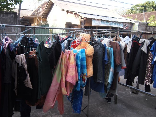 ランドリー屋さんで干してある洗濯物を見ると、かなりの頻度でぬいぐるみを見かけます。<br /><br />バリ島ではぬいぐるみを日常的にランドリーに出すのはポピュラーなのでしょうか。<br />これを見ていたら、我が家にあるぬいぐるみたちをバリに持ってきて洗濯してもらいたくなった。