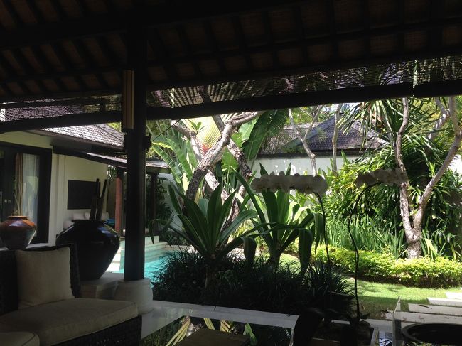 おはようございます♪<br /><br />この日の朝も良い天気です。<br /><br />見辛いかと思いますがプールの向こう側に塀があるのですが<br />この塀の上にリスが何回か出没しました。<br />写真は撮れませんでしたが…<br /><br />いつもと同時刻にモーニングを済ませ<br />ビンタンも呑み♪<br />チェックアウトの12時までの時間を穏やかに過ごします。<br /><br />気になっていたヴィラから徒歩3分の街スパ<br /><br />