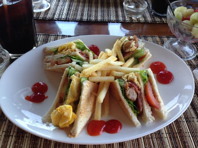 サンバルでしたかね♪<br /><br />ナシゴレンのプレートにも乗ってましたが<br /><br />オムライスなんかにも間違いなく合いますね(*´꒳`*)<br /><br />この後は無事6時間のロングスパも終わりGOHのガイドのお迎えを待ちます。<br /><br />スパ中は黙々と仕事をしていた女の子たちですが<br />終わってチップを渡すと現地の若い女の子になってました(*´꒳`*)<br /><br /><br />最終日後半は続く