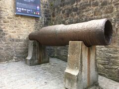 王が派遣した衛兵が詰めていた城門がありこのような大砲を打つ道具があり

戦争による軍事施設化などの歴史が感じられます。