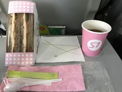 2時間半ほどで成田。
セントレア行きの飛行機までかなりの待ち時間が…。むぐぐ。