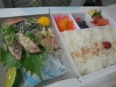 高知駅で駅弁「かつおたたき弁当」（1,100円）を買いました。ホームの売店のみの販売。残念ながらホーム売店には高知らしからずアルコール類の販売がなく、改札を出る時間もなかったので茶を飲みながらいただきました。かつおのたたきは肉厚で本格的なもの。酒が欲しい・・・