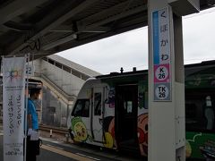 土讃線の終点、窪川駅に到着。ここからは土佐くろしお鉄道中村線に乗り入れます。青いポロシャツを着た土佐くろしお鉄道の運転手さんに交代します。