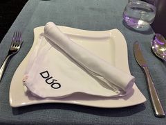 【 DUO Spanish Authentic Cuisine (Gran Melia Xian) 】

初日のディナーは、とても評判のよいスペイン料理『DUO』へ。スペイン系の「グランメリア西安ホテル / 西安盛美利亜酒店」の中にあります。
https://www.melia.com/en/hotels/china/xian/gran-melia-xian/
ソフィテル レジェンド西安から予約を入れてもらいました。

生憎、ソフィテルを出発する前に、道路が冠水するほどの土砂降りの大雨となり、コンシェルジュさんも公共のタクシーの手配ができなかったようです。代わりにプライベートタクシー（白タクだよね？）を40元で用意してくれました。まあ、行先も伝えてくれているし、料金も交渉してくれているので一安心。

「ソフイテル レジェンド西安」から「グランメリア西安」までは距離にして8キロ程度、帰りのタクシーはメーターで20.50元でした。