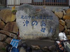 宿のご主人が車で島内を案内していだだけることになりました。出発までの間、宿周辺を歩いてみます。