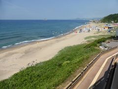 奥に海水浴場があります。駐車場に停まっていた車の数からすると、もっと混雑しているのかと思いましたが、全然空いてました。関東の太平洋側の海水浴場では考えられない光景です。

