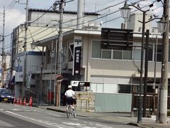 途中、赤くない郵便局が。
これ、写真の加工ではなく、町の雰囲気に合わせてレトロな看板に。