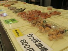 いろいろな総菜が売られています。どれも美味しそうで目移りしましたが、うつぼの唐揚げを買いました。